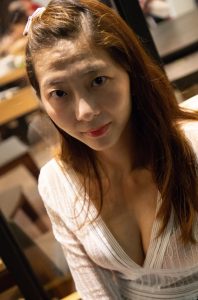 穿低胸装牛仔热裤的真实美女