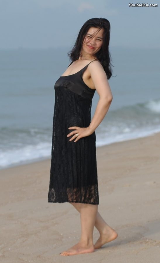 在海边窜低胸装秀车灯的大姐[第17张/共21张]