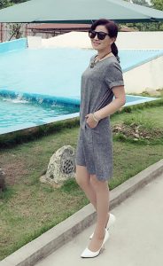 脱掉白色高跟鞋晾肉丝袜脚的墨镜阿姨