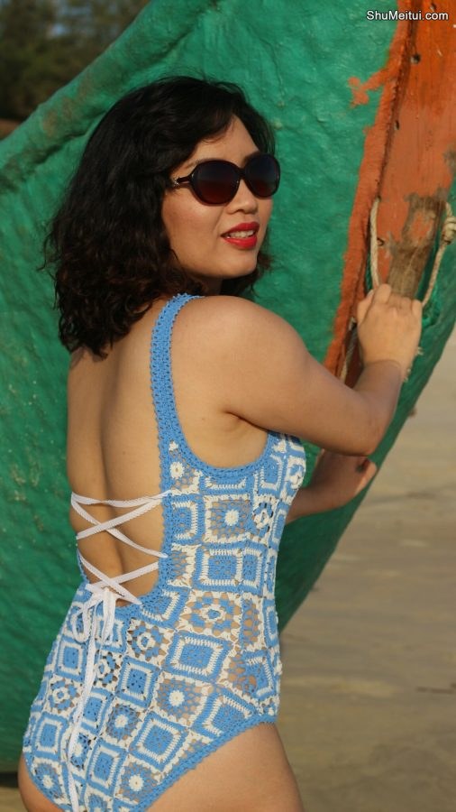 莫姐戴墨镜在阳光下海滩上穿泳装身材丰满[第5张/共6张]