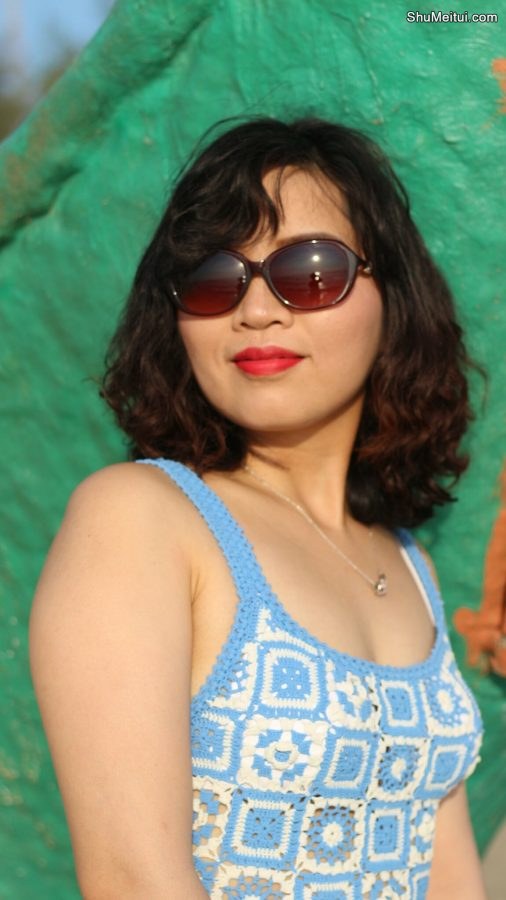 莫姐戴墨镜在阳光下海滩上穿泳装身材丰满[第4张/共6张]