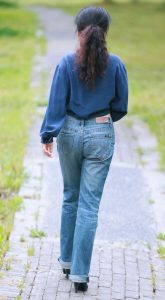 长发美姐穿牛仔裤拍照pose好看