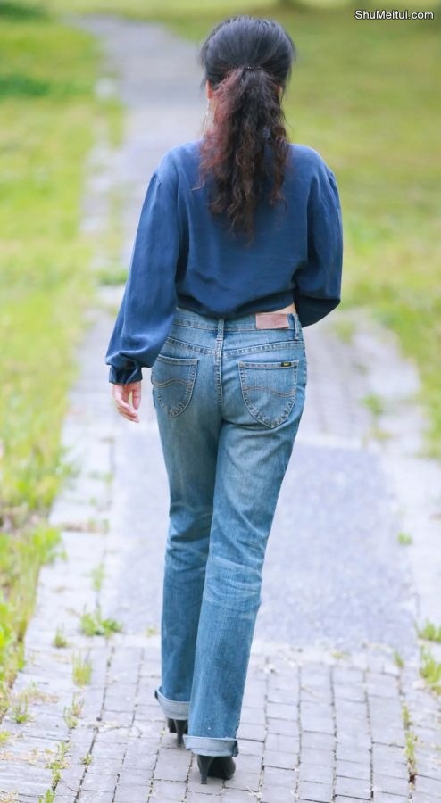 长发美姐穿牛仔裤拍照pose好看[第9张/共9张]