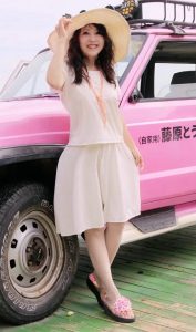 喜欢拍照的大姐穿凉拖旅行照片