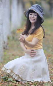 穿低胸装的大姐在树林里拍美照