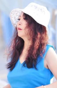 美女大姐在海南三亚穿蓝裙踩凉拖鞋拍摄写真