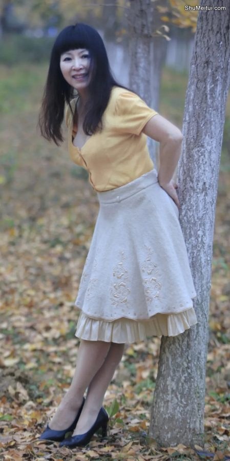 穿低胸装的大姐在树林里拍美照[第1张/共4张]