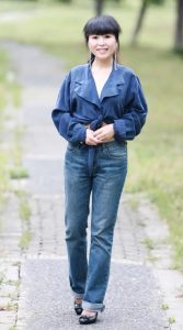 长发美姐穿牛仔裤拍照pose好看