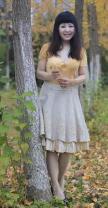 穿低胸装的大姐在树林里拍美照