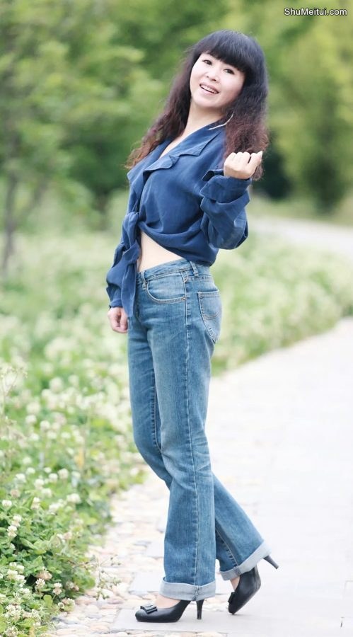 长发美姐穿牛仔裤拍照pose好看[第2张/共9张]