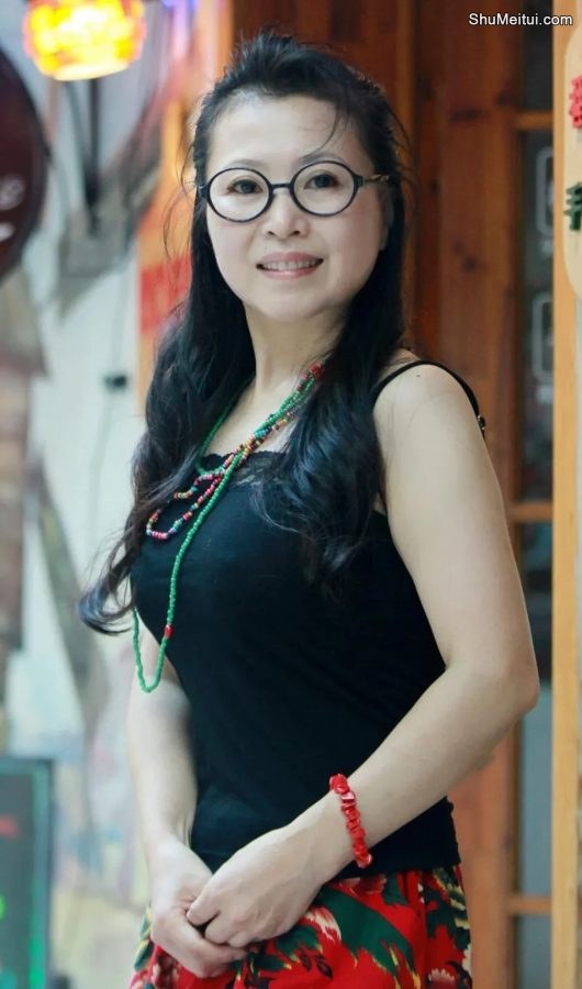 身穿丰满的气质大姐戴眼镜穿凉高跟外出拍照[第3张/共7张]