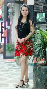 身穿丰满的气质大姐戴眼镜穿凉高跟外出拍照