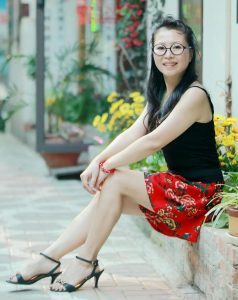 身穿丰满的气质大姐戴眼镜穿凉高跟外出拍照