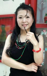 身穿丰满的气质大姐戴眼镜穿凉高跟外出拍照