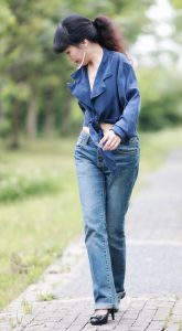 长发美姐穿牛仔裤拍照pose好看