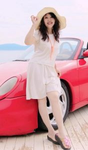 喜欢拍照的大姐穿凉拖旅行照片