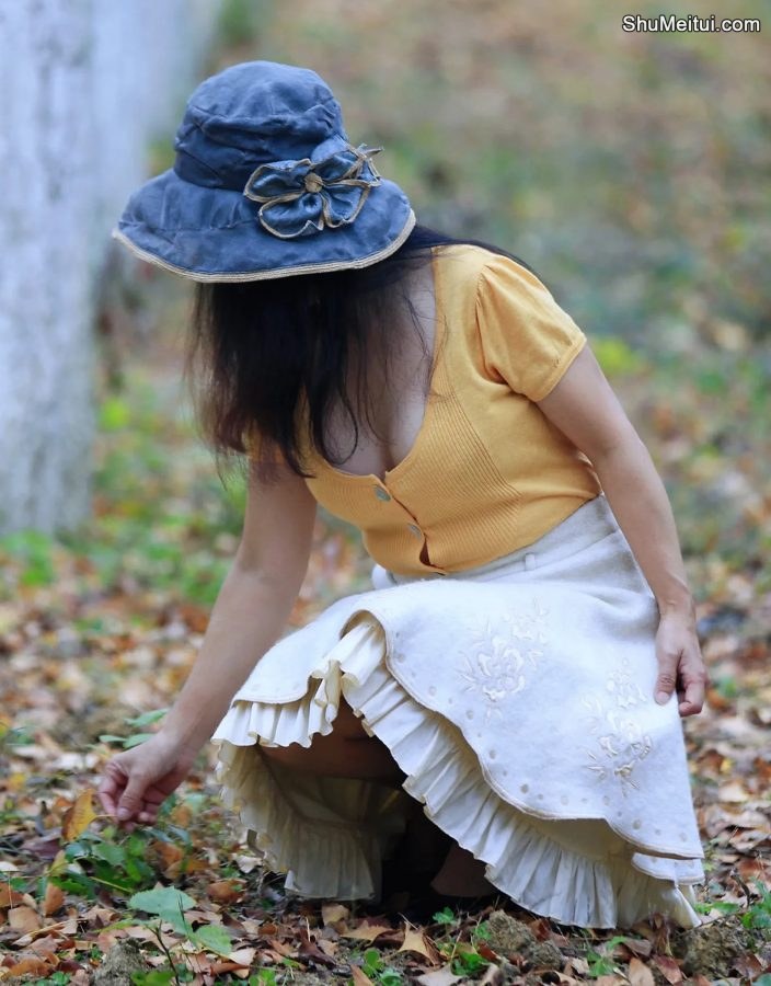 穿低胸装的大姐在树林里拍美照[第4张/共4张]