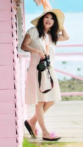 喜欢拍照的大姐穿凉拖旅行照片