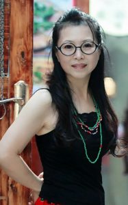 身穿丰满的气质大姐戴眼镜穿凉高跟外出拍照