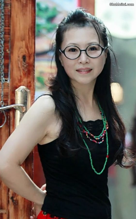 身穿丰满的气质大姐戴眼镜穿凉高跟外出拍照[第4张/共7张]