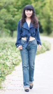 长发美姐穿牛仔裤拍照pose好看