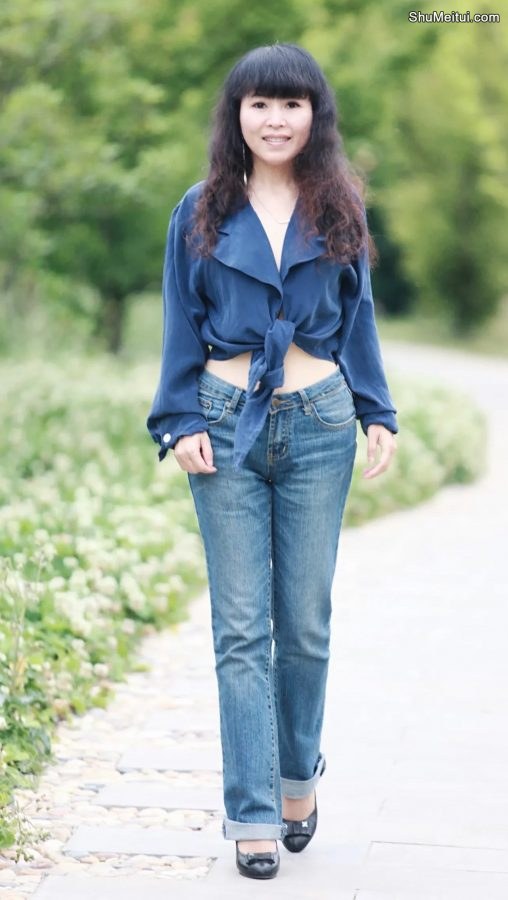 长发美姐穿牛仔裤拍照pose好看[第1张/共9张]