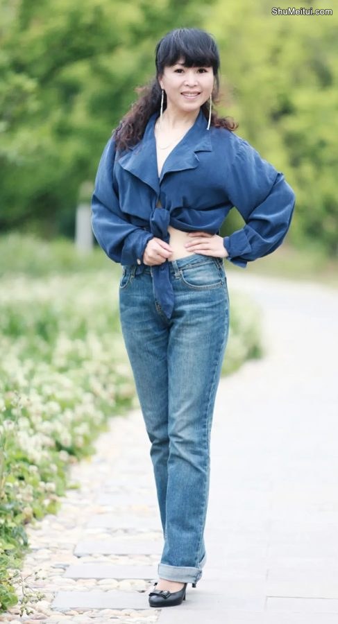 长发美姐穿牛仔裤拍照pose好看[第4张/共9张]