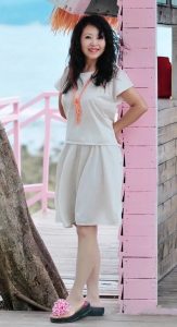 喜欢拍照的大姐穿凉拖旅行照片