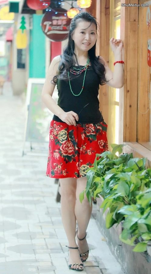 身穿丰满的气质大姐戴眼镜穿凉高跟外出拍照[第7张/共7张]