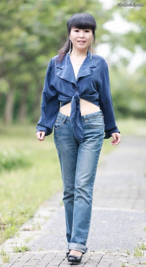 长发美姐穿牛仔裤拍照pose好看[第7张/共9张]