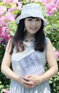 爱读书的美女大姐腿穿肉丝配高跟公园写真