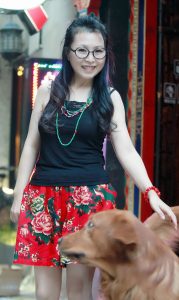 身穿丰满的气质大姐戴眼镜穿凉高跟外出拍照