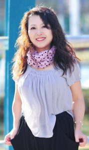 波浪长发成熟美姐阳光下气质写真