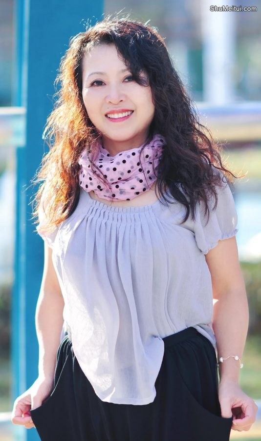 波浪长发成熟美姐阳光下气质写真[第2张/共5张]