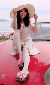 喜欢拍照的大姐穿凉拖旅行照片