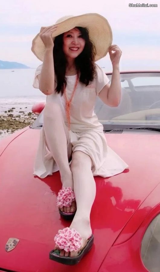 喜欢拍照的大姐穿凉拖旅行照片[第1张/共8张]