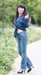 长发美姐穿牛仔裤拍照pose好看