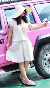 喜欢拍照的大姐穿凉拖旅行照片