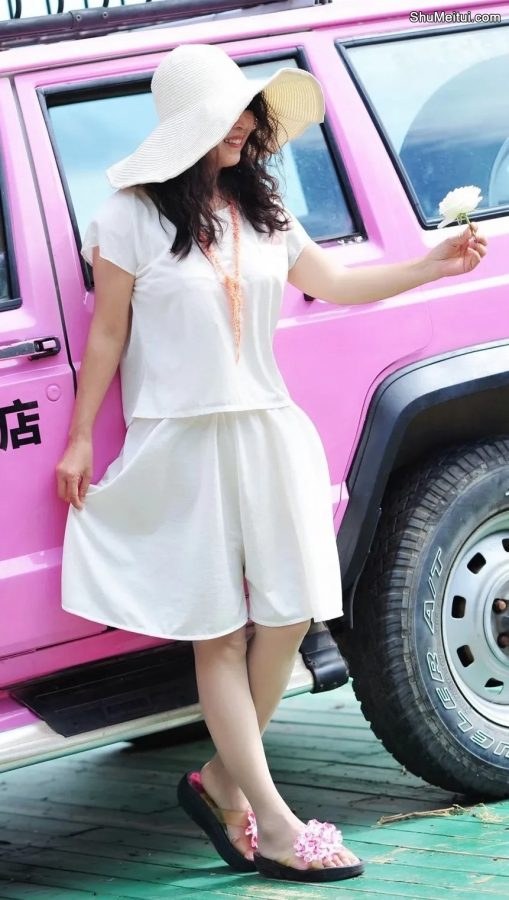 喜欢拍照的大姐穿凉拖旅行照片[第6张/共8张]