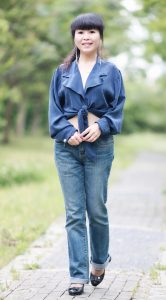 长发美姐穿牛仔裤拍照pose好看