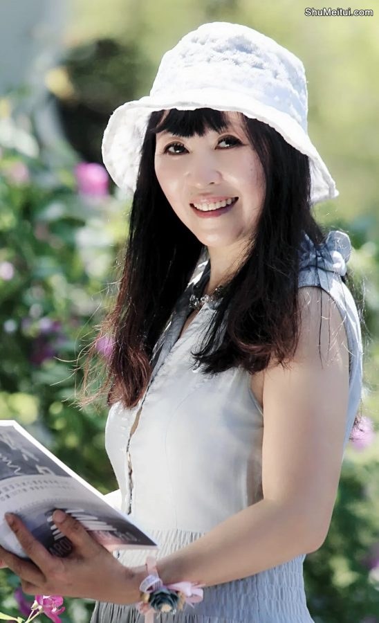 爱读书的美女大姐腿穿肉丝配高跟公园写真[第3张/共4张]