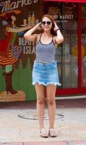 穿吊带背心的配超短牛仔短裙的美腿姐姐