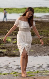 在海边光脚玩耍的长发姐姐