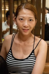 穿吊带背心的配超短牛仔短裙的美腿姐姐