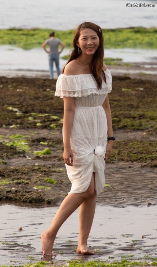 在海边光脚玩耍的长发姐姐[第3张/共5张]