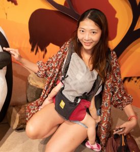 带娃的高挑姐姐穿牛仔热裤展示光滑大腿