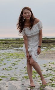 在海边光脚玩耍的长发姐姐