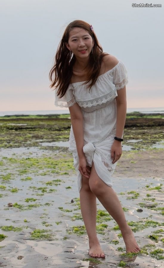 在海边光脚玩耍的长发姐姐[第2张/共5张]