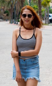 穿吊带背心的配超短牛仔短裙的美腿姐姐