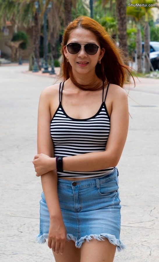 穿吊带背心的配超短牛仔短裙的美腿姐姐[第4张/共8张]
